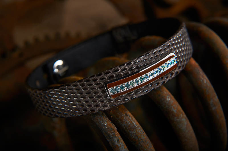Accessoire homme : bracelet en lézard mat marron, barette en or gris brillant, émail marron, diamants bleus