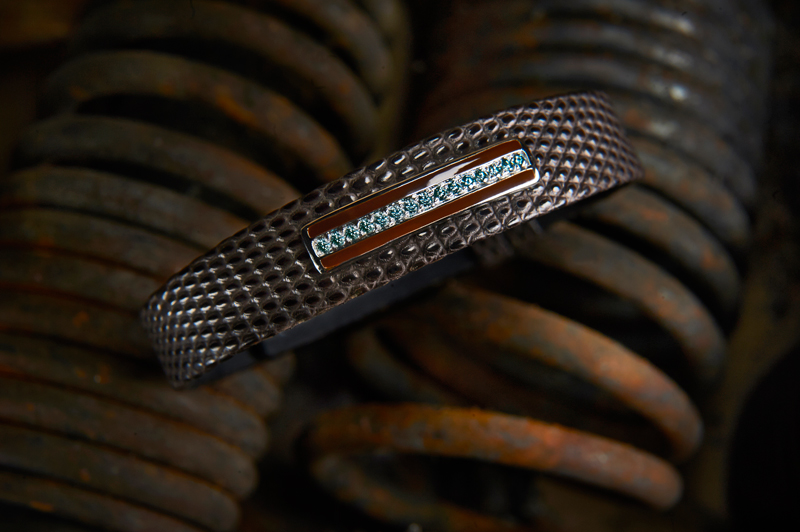 Bracelet homme en lézard marron mat, diamants bleus sur or gris, émail marron.