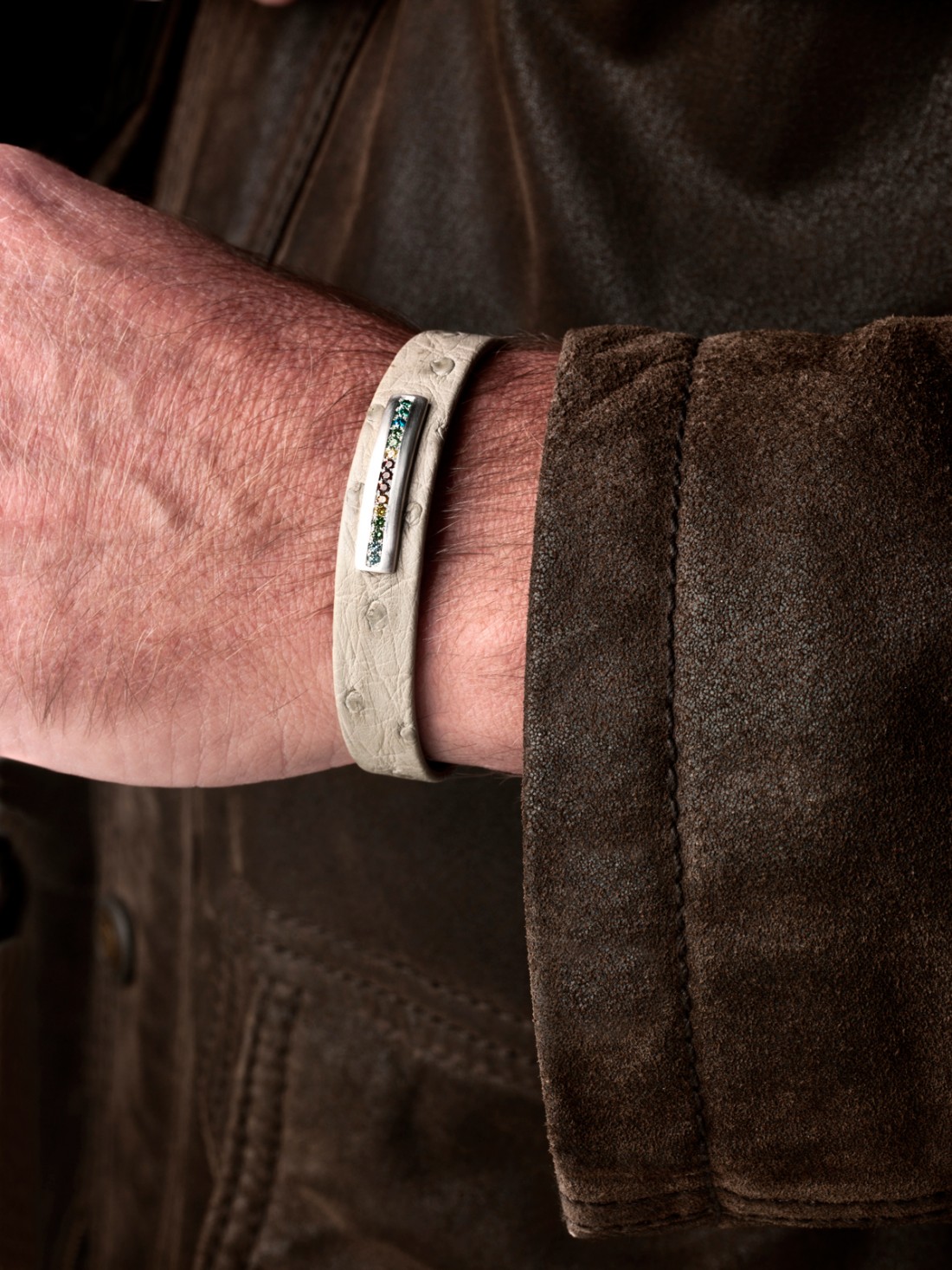 Bracelet homme en autruche sable, barrette en or gris satiné brossé, sans émail, diamants multicolores.
