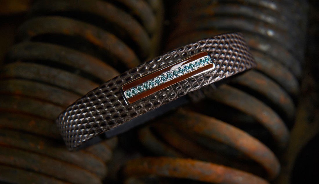 Bracelet in matte brown lizard leather, shiny grey gold plaque, brown enamel and blue diamonds.