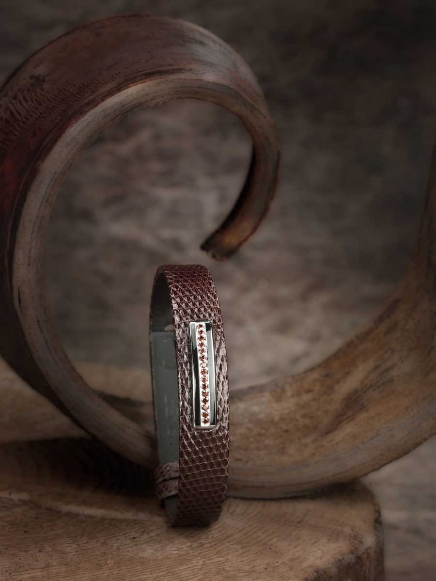 bracelet pour homme en lézard brillant marron chaud, barette en or gris brillant, émail noir, diamants cognac.